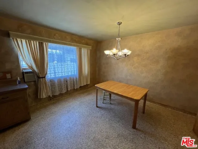 Large casual dining/breakfast space