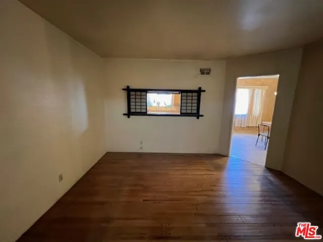 Large formal dining/family area adjacent to kitchen - potential open floorplan reconfiguration