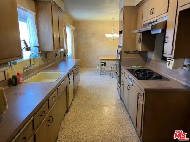 Kitchen looking to breakfast room