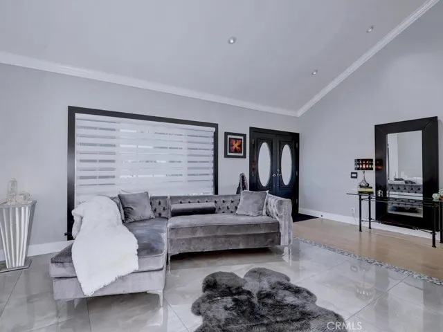 Living room/Front Entry