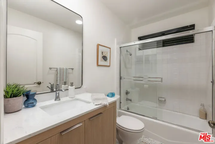 222 7th Street 101, Santa Monica, California 90402