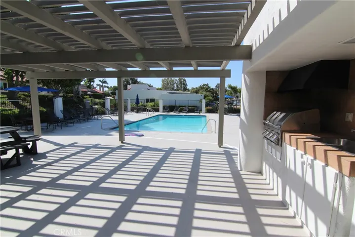 POOL & BBQ