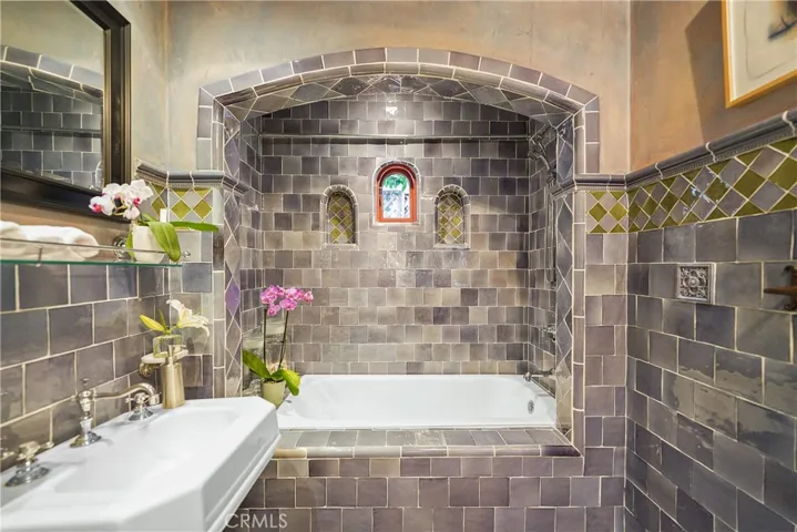 4517 Kraft Avenue, Studio City, California 91602