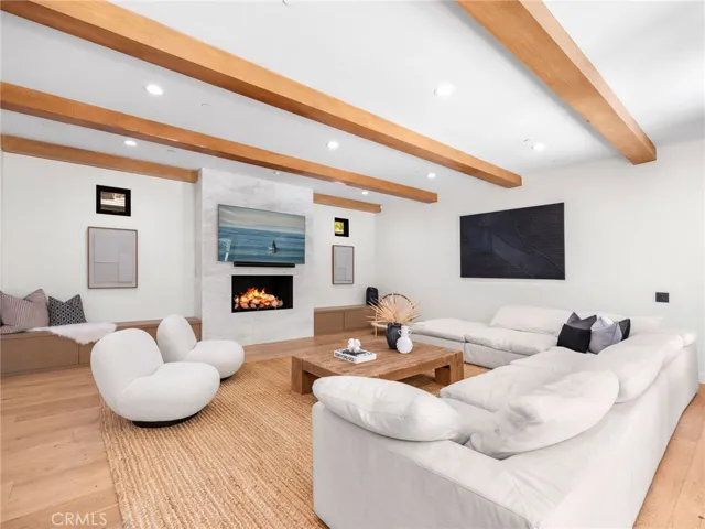 416 Holmwood Drive, Newport Beach, California 92663
