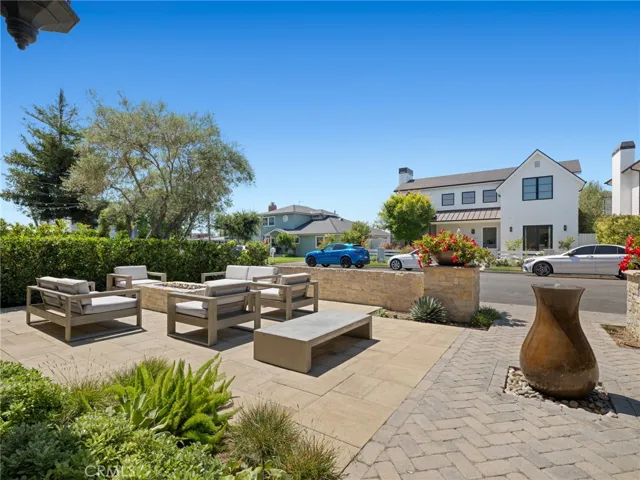 416 Holmwood Drive, Newport Beach, California 92663