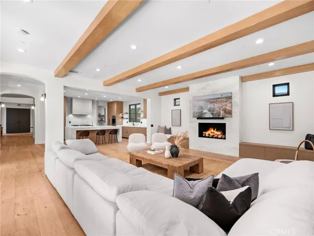 416 Holmwood Drive, Newport Beach, California 92663