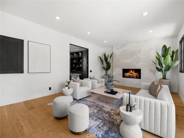 416 Holmwood Drive, Newport Beach, California 92663