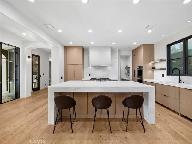 416 Holmwood Drive, Newport Beach, California 92663