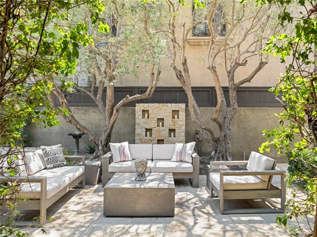 416 Holmwood Drive, Newport Beach, California 92663