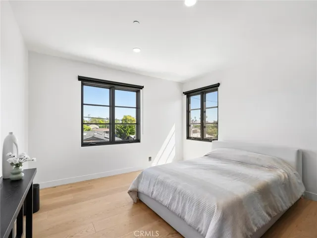 416 Holmwood Drive, Newport Beach, California 92663