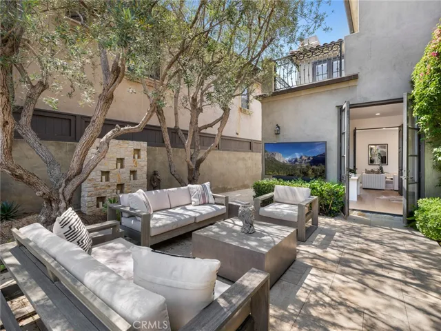 416 Holmwood Drive, Newport Beach, California 92663