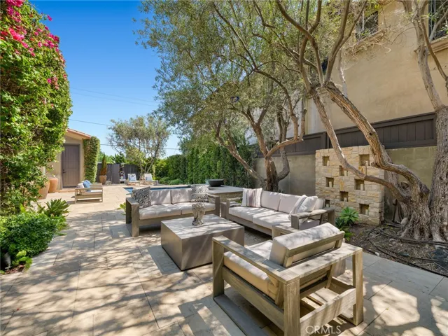 416 Holmwood Drive, Newport Beach, California 92663