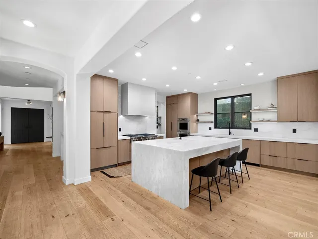 416 Holmwood Drive, Newport Beach, California 92663