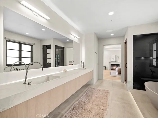 416 Holmwood Drive, Newport Beach, California 92663