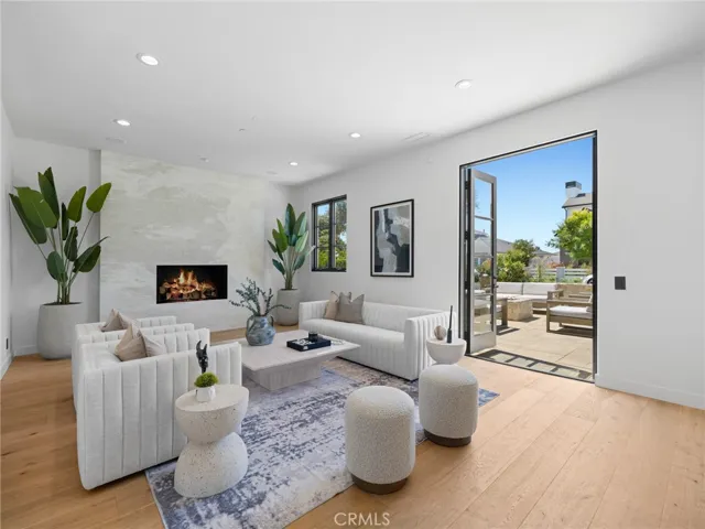 416 Holmwood Drive, Newport Beach, California 92663