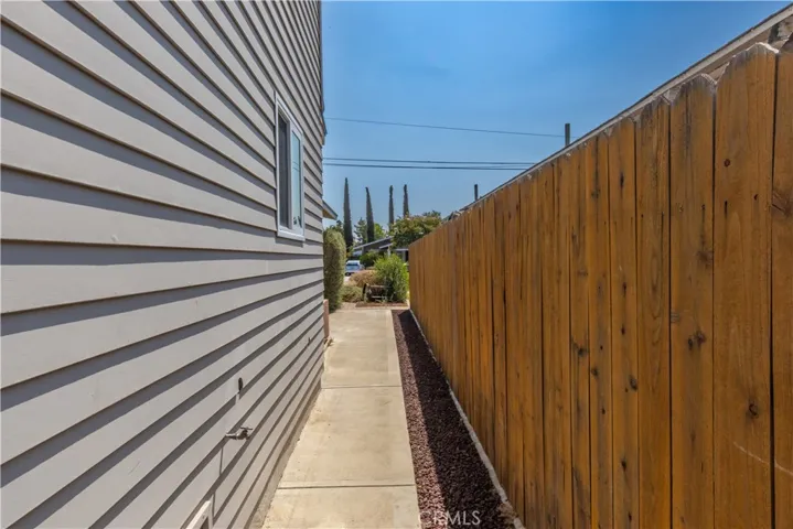 Side to backyard.