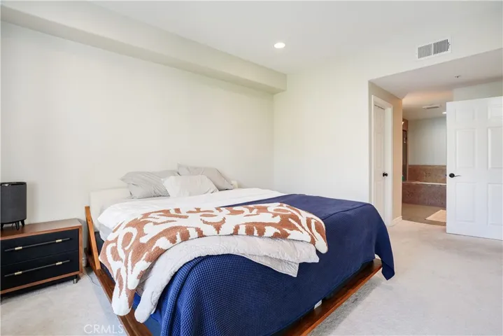 2243 Martin 217, Irvine, California 92612