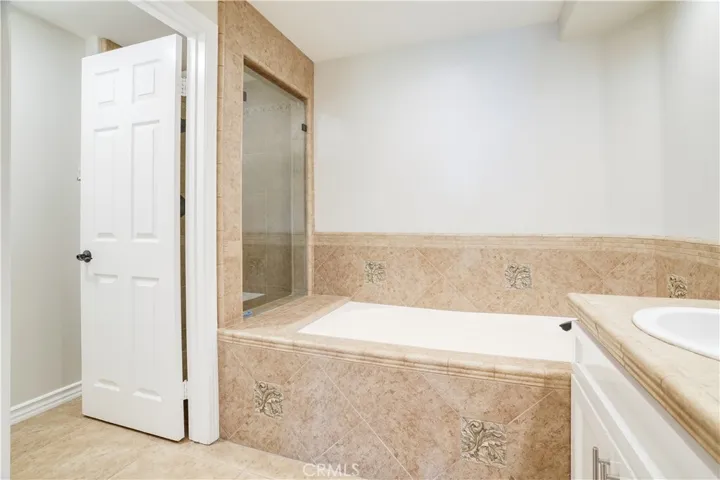 2243 Martin 217, Irvine, California 92612