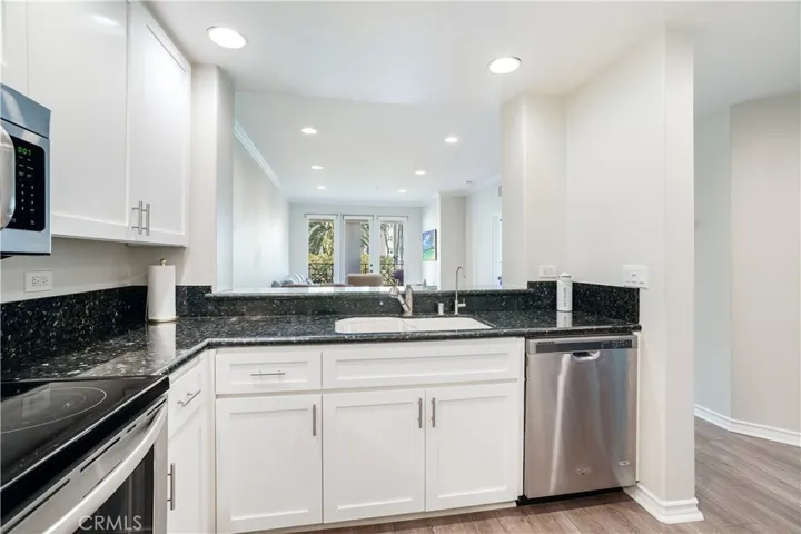 2243 Martin 217, Irvine, California 92612