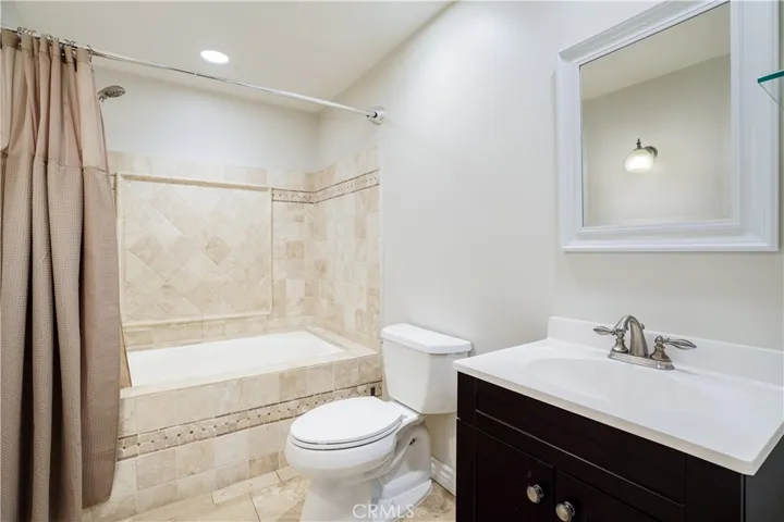 2243 Martin 217, Irvine, California 92612