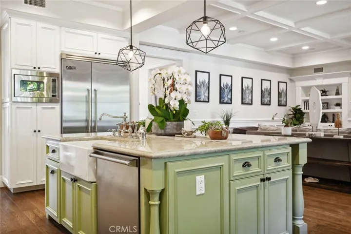 11546 Canton Drive, Studio City, California 91604