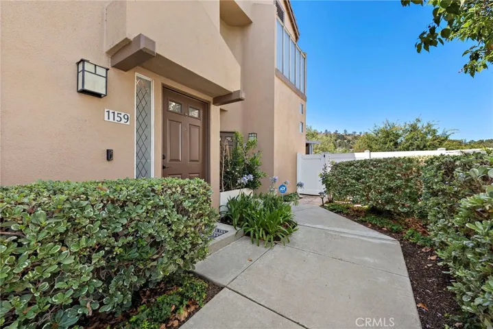 End unit with private entry