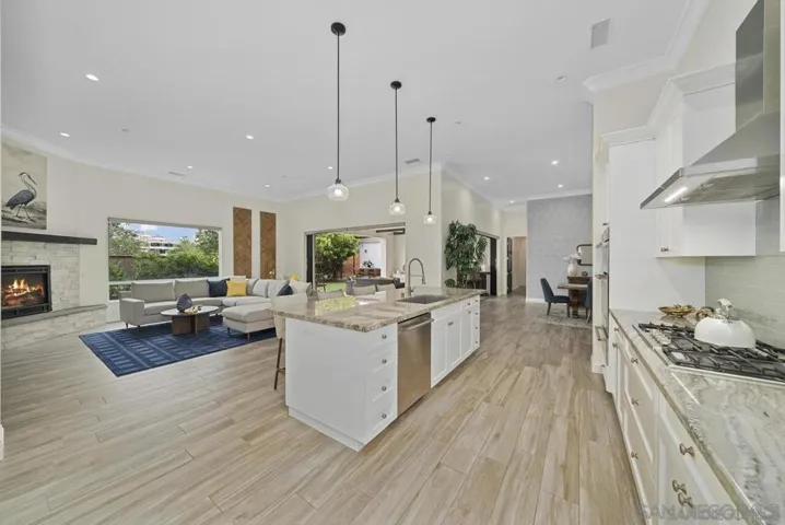 472 Arroyo Drive, Encinitas, California 92024