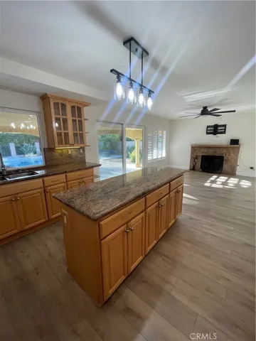 large island in kitchen