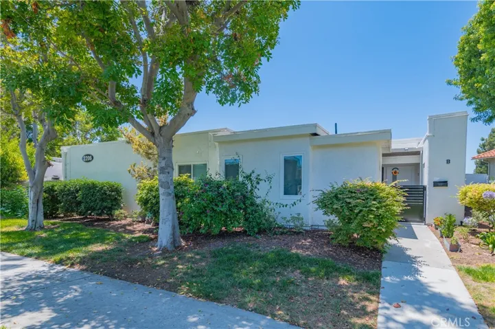 2206 Via Mariposa E B, Laguna Woods, California 92637