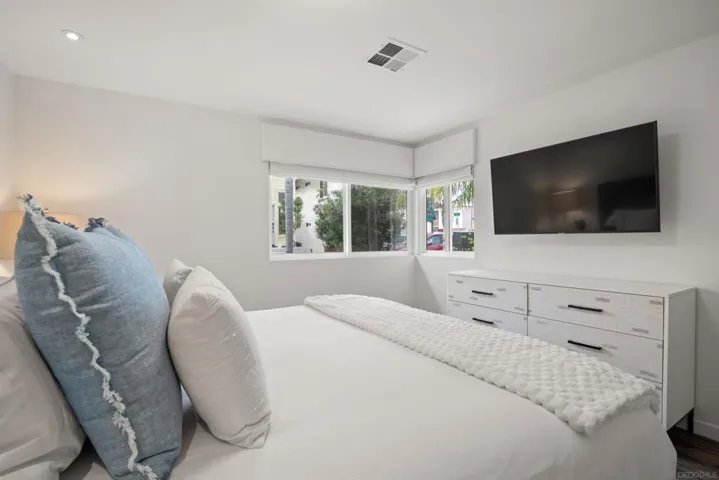 804 Ostend Court, San Diego, California 92109