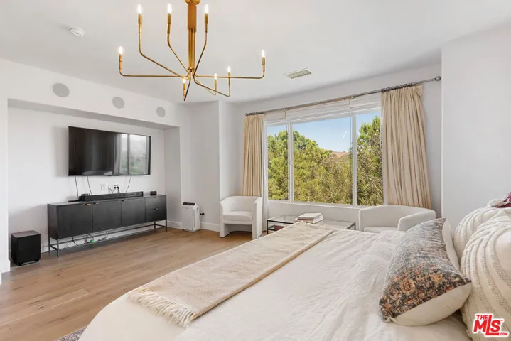 904 Blackbourne, Oak Park, California 91377
