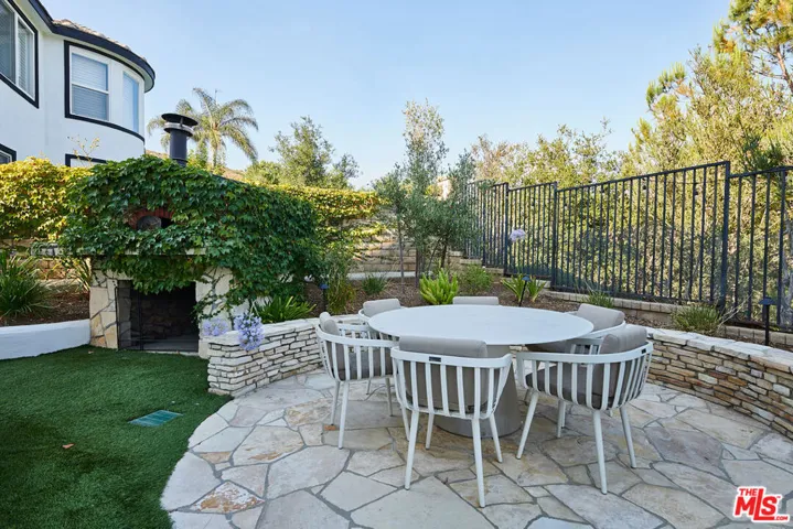 904 Blackbourne, Oak Park, California 91377