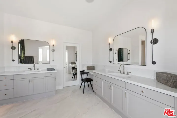 904 Blackbourne, Oak Park, California 91377