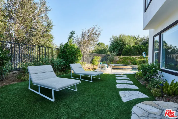 904 Blackbourne, Oak Park, California 91377