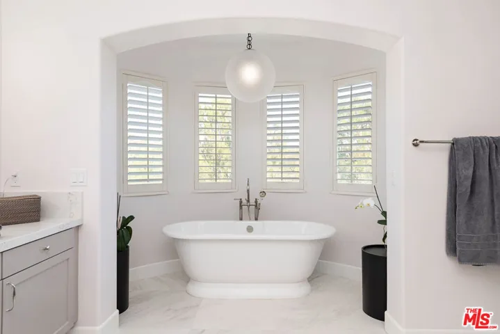 904 Blackbourne, Oak Park, California 91377