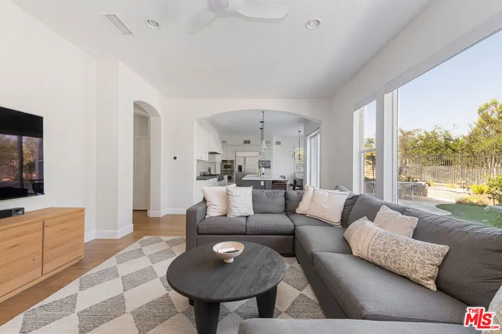 904 Blackbourne, Oak Park, California 91377