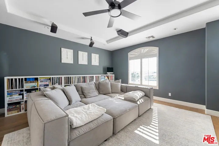 904 Blackbourne, Oak Park, California 91377
