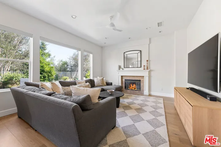 904 Blackbourne, Oak Park, California 91377