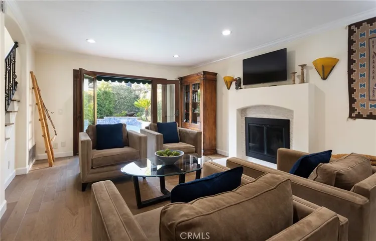 Livingroom with Fireplace