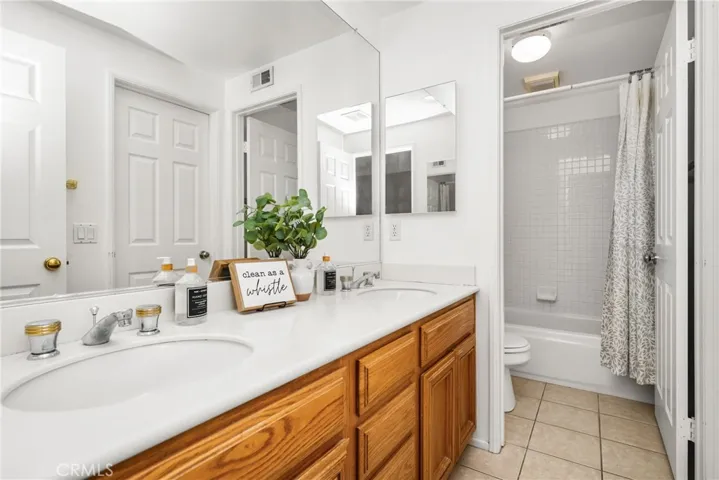 Upstairs shared bathroom