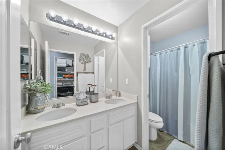 Upstairs Full Bathroom