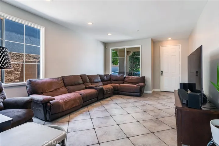 5520 Lone Pine Drive, Fontana, California 92336