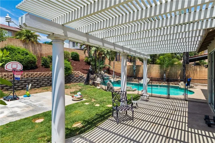 5520 Lone Pine Drive, Fontana, California 92336