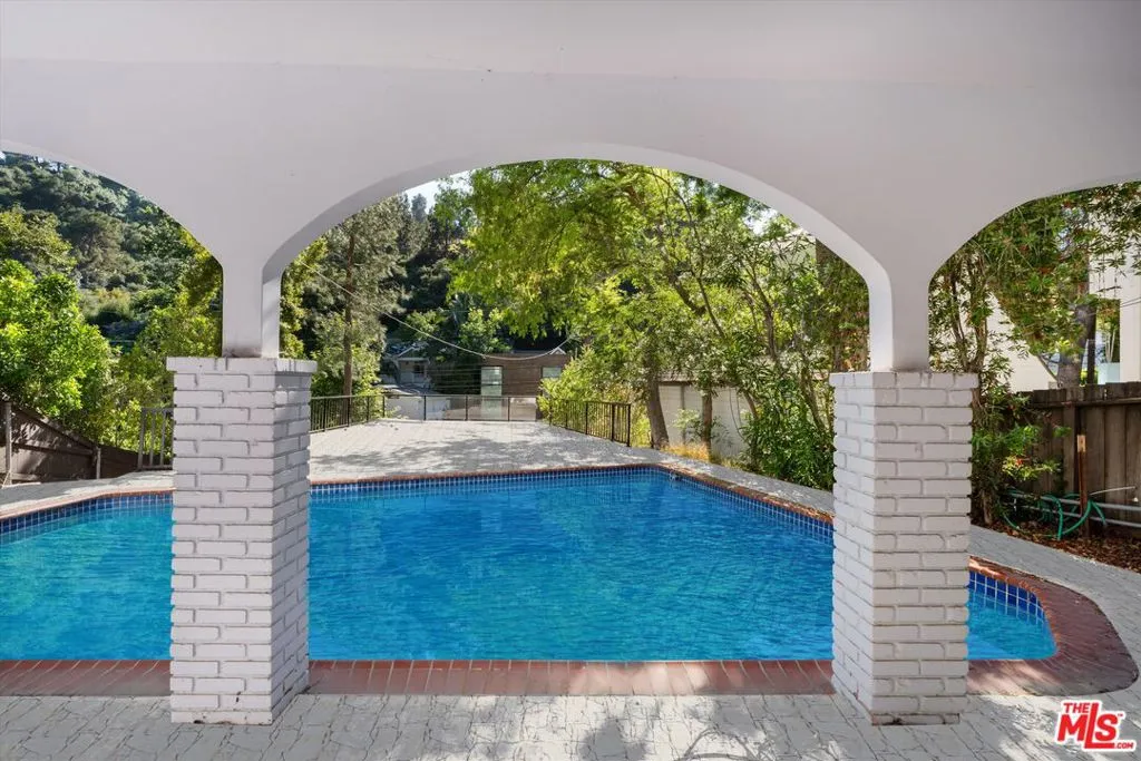 1902 N Beverly Glen Boulevard, Los Angeles, California 90077 home-pic-1