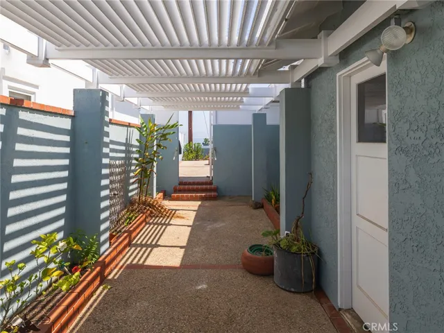 Covered side area to the garage