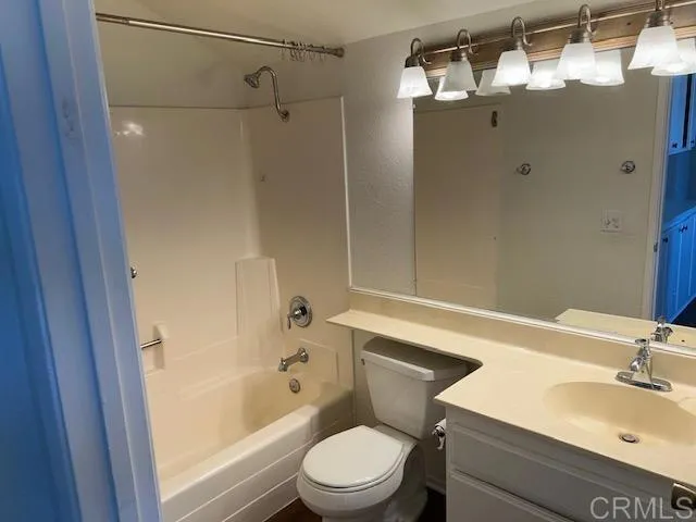 Downstairs bath w/shower