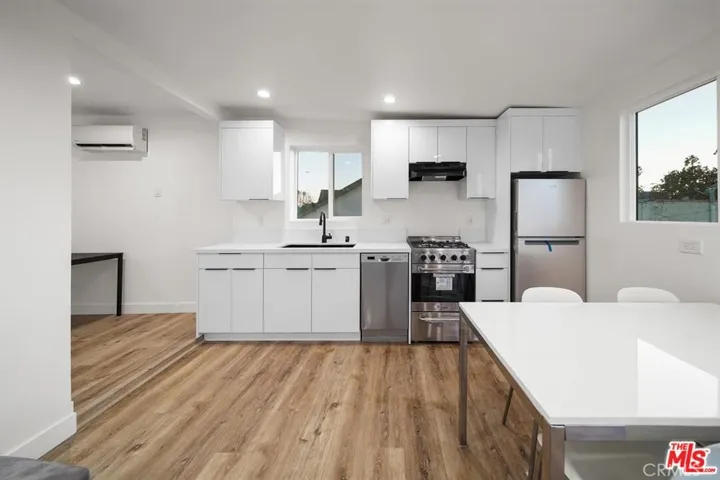 9236 S Hobart Boulevard, Los Angeles, California 90047