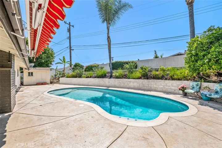Private Yard & Sparkling Pool