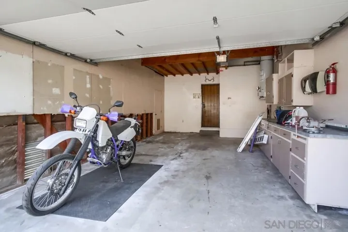 Oversized 1 car garage with workshop area!