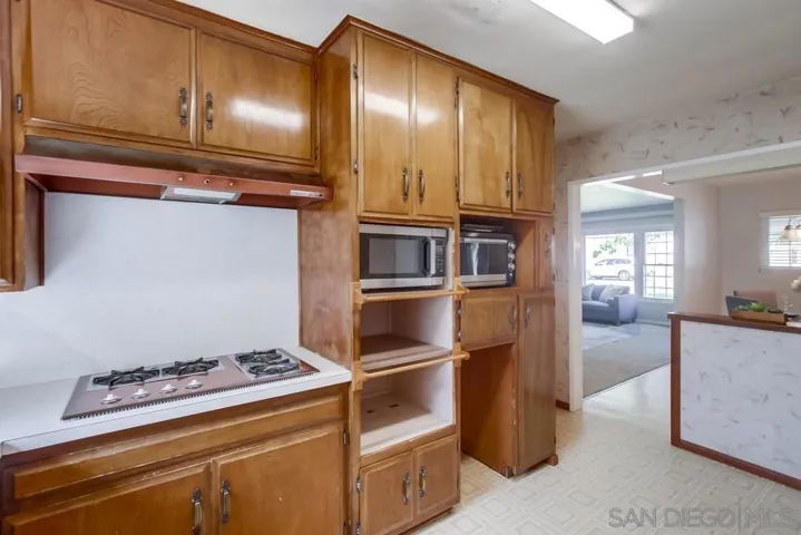 Spacious light and bright kitchen!